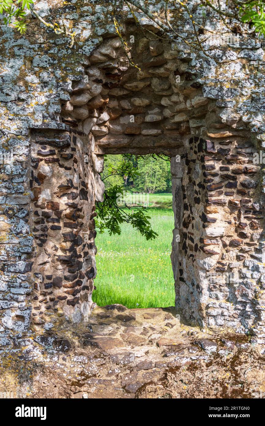 Ein zerbröckelnder Fensterrahmen in der zerstörten Waverley Abbey bei Farnham Surrey. Das erste Zisterzienserkloster in England Stockfoto