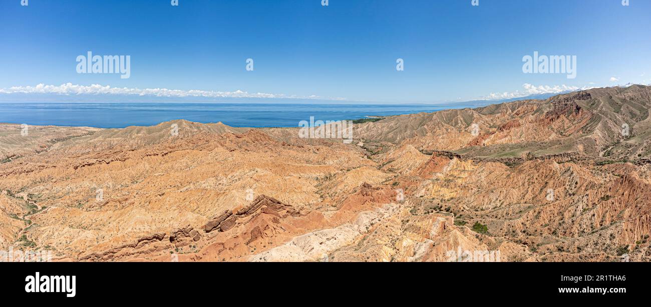 Die wunderschöne Einöde des Skazka Canyon mit dem Issyk-Kul-See im Hintergrund in Kirgisistan. Stockfoto