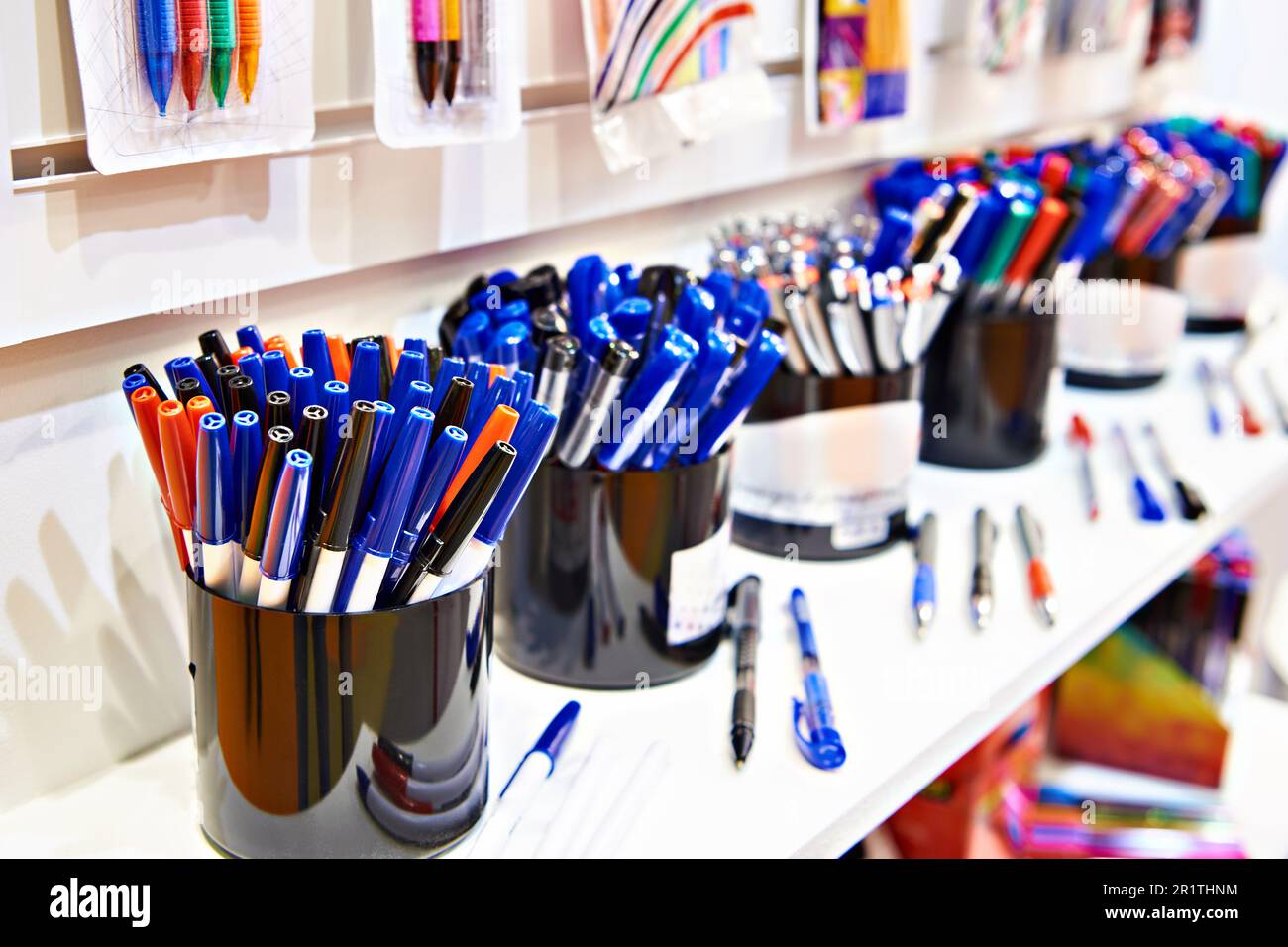 Farbige Stifte im Schul- und Bürobedarf Stockfoto