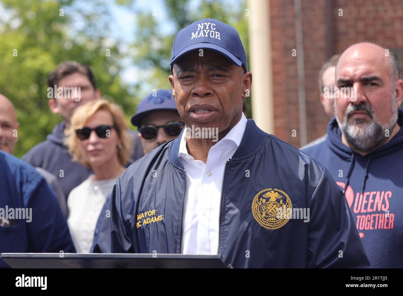 NY, USA. 6. Mai 2023. Queens, New York, USA, 06. Mai 2023 - Bürgermeister Eric Adams bei der First Baptist Church in East Elmhurst Queens, heute in New York für eine Lebensmittelverteilung. Foto: Luiz Rampelotto/EuropaNewswire (Kreditbild: © Luiz Rampelotto/ZUMA Press Wire) NUR REDAKTIONELLE VERWENDUNG! Nicht für den kommerziellen GEBRAUCH! Stockfoto