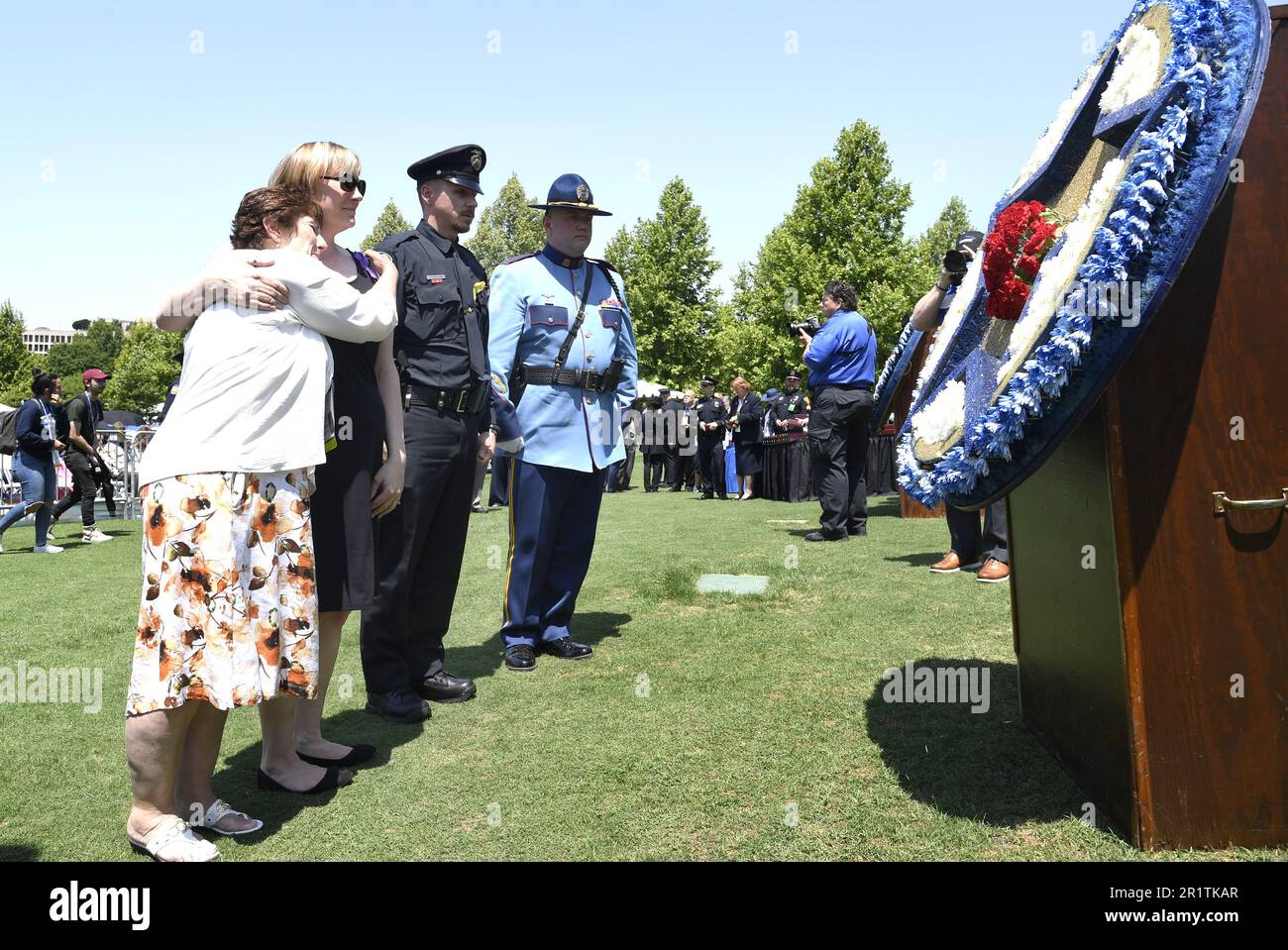 Washington, Usa. 15. Mai 2023. Die Familie eines gefallenen Polizisten hat eine Schweigeminute an einem Kranz während der jährlichen Versammlung zur National Police Week, auf Capitol Hill, Montag, 15. Mai 2023, In Washington, D.C. Strafverfolgungsbehörden aus dem ganzen Land treffen sich, um Polizeibeamte zu ehren, die in Ausübung ihrer Pflicht gefallen sind. Foto: Mike Theiler/UPI Credit: UPI/Alamy Live News Stockfoto