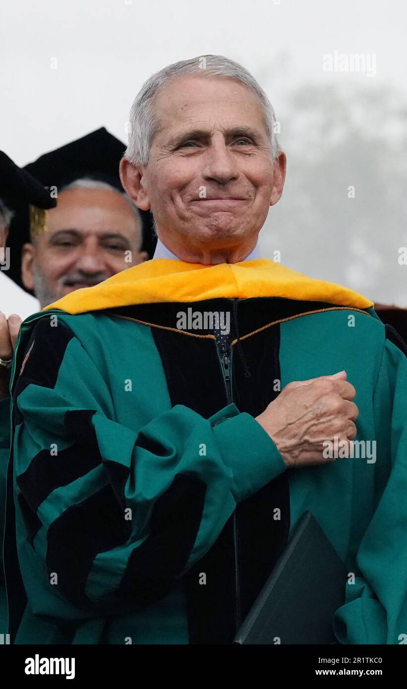 St. Louis, Usa. 15. Mai 2023. Anthony S. Fauci, MD, kürzlich pensionierter Direktor des National Institute of Allergy and Infectious Diseases der National Institutes of Health, zeigt seine Wertschätzung für Klatschstudenten, nachdem er seinen Ehrendoktor an der Washington University während der Abschlusszeremonien in St. Louis am Montag, den 15. Mai 2023. Foto: Bill Greenblatt/UPI Credit: UPI/Alamy Live News Stockfoto