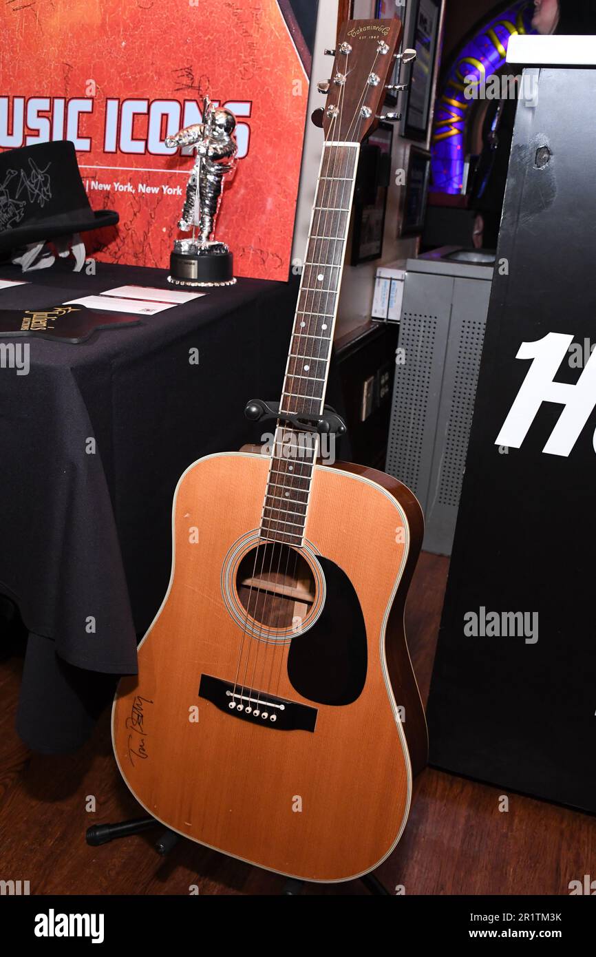 New York, USA. 15. Mai 2023. Tom Petty signierte die Takamine Acoustic Gitarre (mit Foto), Est. $20.000-40.000, wird vor der Auktion im Hard Rock Cafe in New York, NY, am 15. Mai 2023 angezeigt. Julien's Auctions präsentiert auf den Auktionen „Music Icons“ vom 19. Bis 21. Mai mehr als 1.200 Stücke der Rock-and-Roll-Geschichte. (Foto: Efren Landaos/Sipa USA) Guthaben: SIPA USA/Alamy Live News Stockfoto