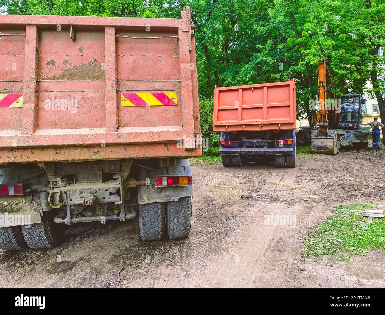 Ein Lkw mit Aufbau für den Transport schwerer Gegenstände. Robuster Aufkleber auf der Rückseite des Gehäuses. Neben dem Lkw befindet sich ein weiteres Auto mit Aufbau. Stockfoto