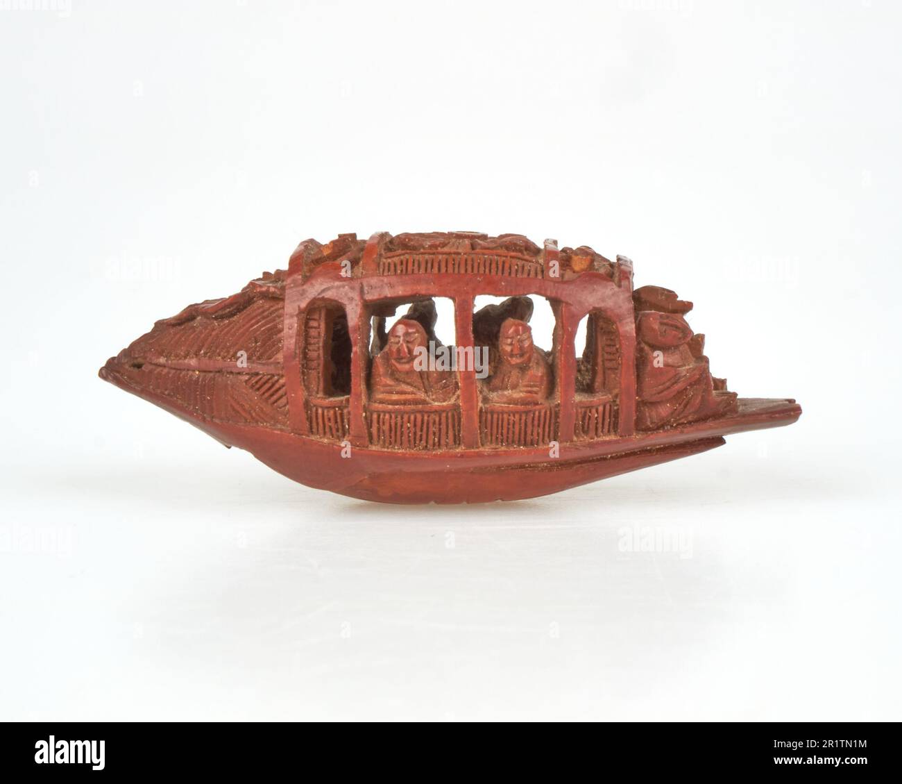 Antik, Ende 19., Anfang 20. v. Chr Chinesische handgeschnitzte Olivensteingrube im Miniaturboot Stockfoto