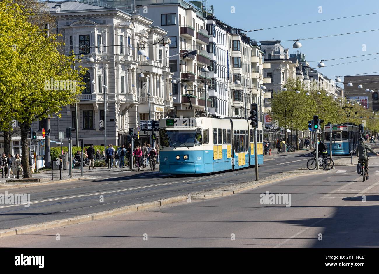 Straßenbahn in Kungsportsavenyen auch Avenym eine beliebte, trendige, lebhafte Straße mit Bars, Hotels, Geschäften und Restaurants. Göteborg zum 400. Geburtstag. Stockfoto