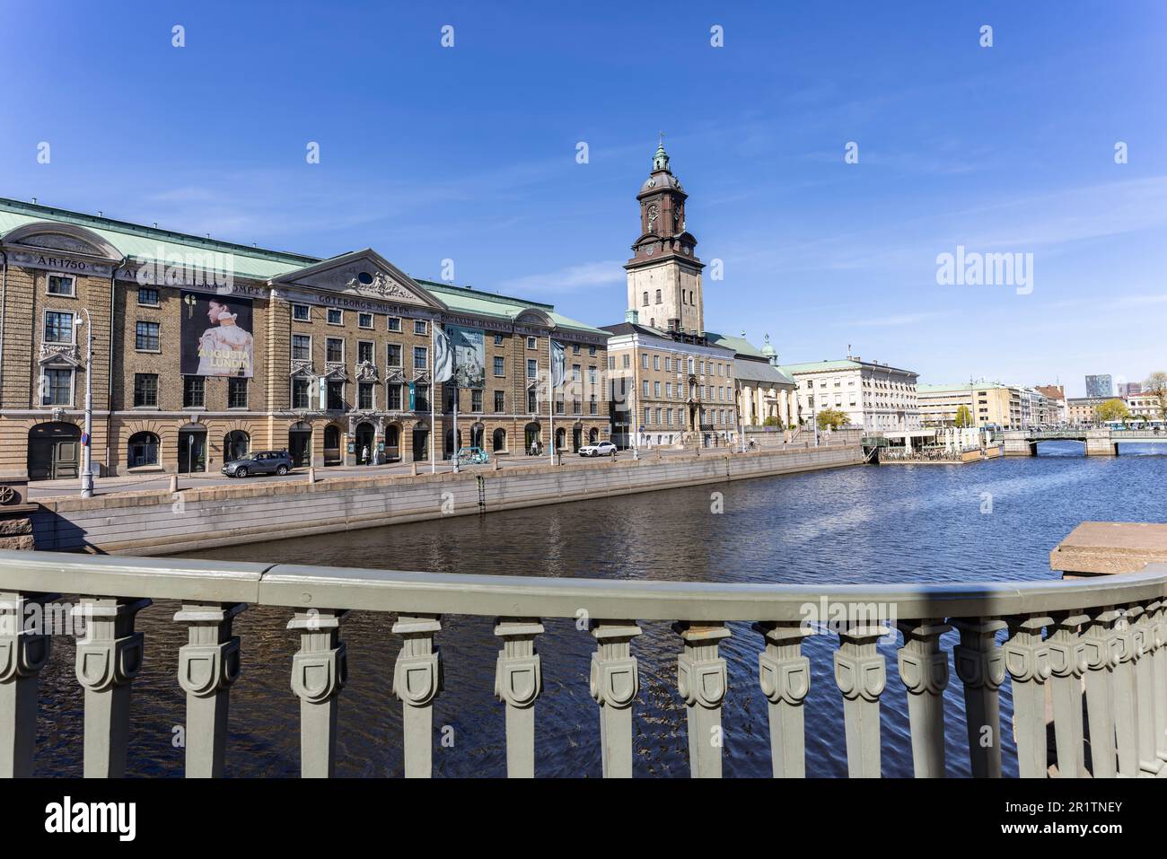 Göteborg City Museum (links) und Christinae Kirche oder Deutsche Kirche neben Stora Hamnkanalen Kanal. Göteborg zum 400. Geburtstag. Stockfoto