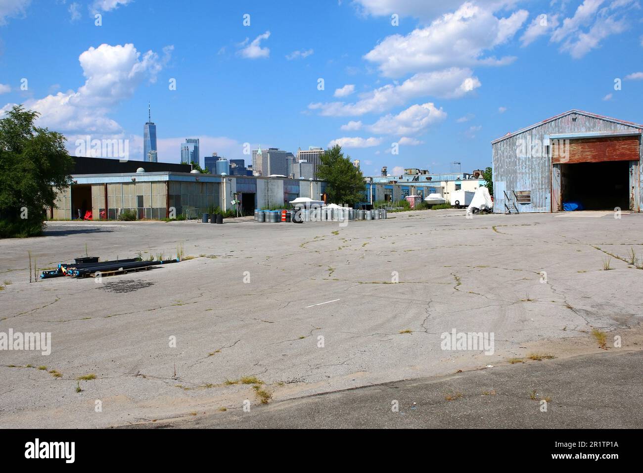 Südliches Ende der Governors Island, soll bis 2028 zum New York Climate Exchange werden. Industriegebäude 902, am 4. August 2019 in Manhattan, New York Stockfoto