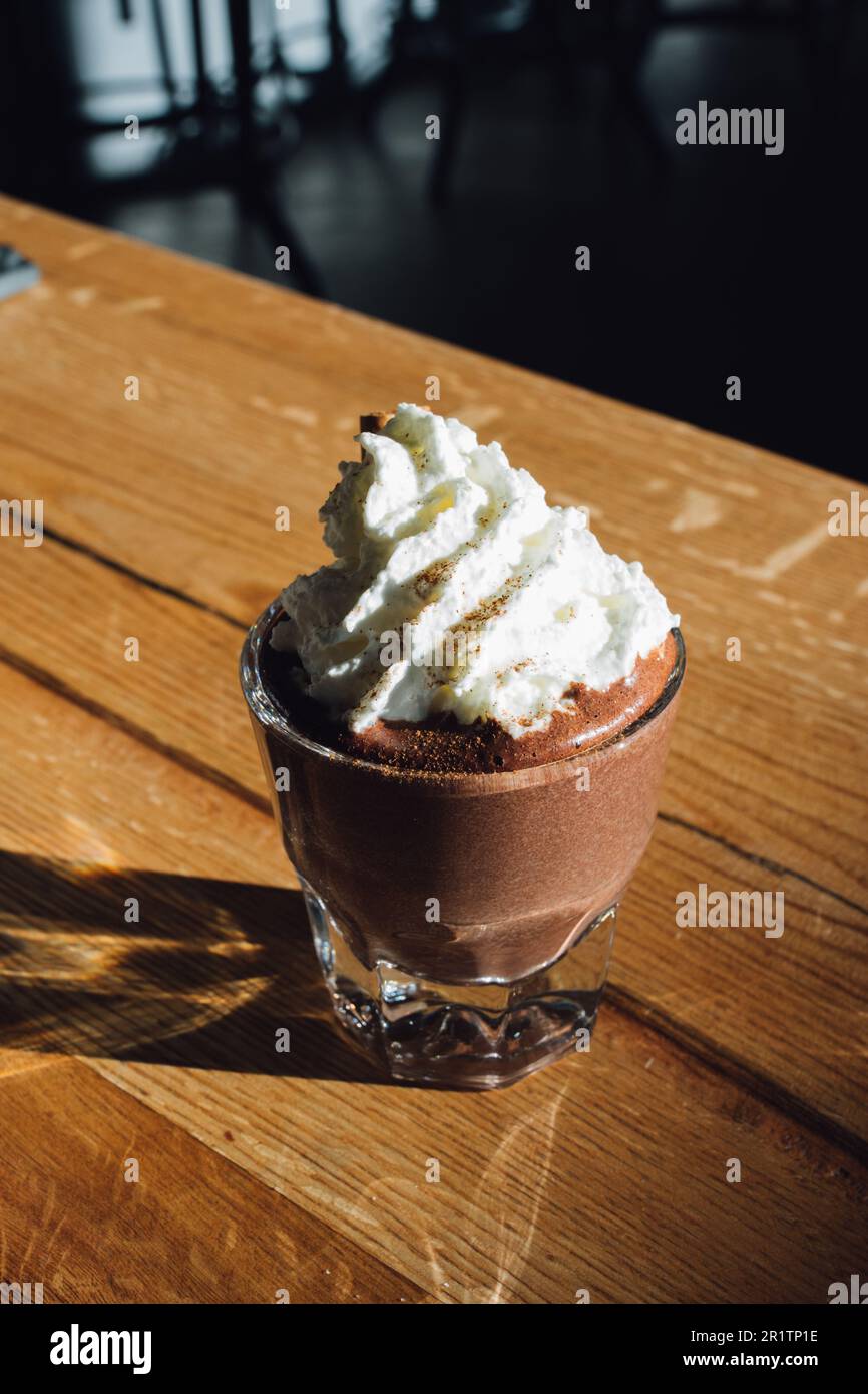 Heiße Trinkschokolade in einem Café mit Schlagsahne Stockfoto