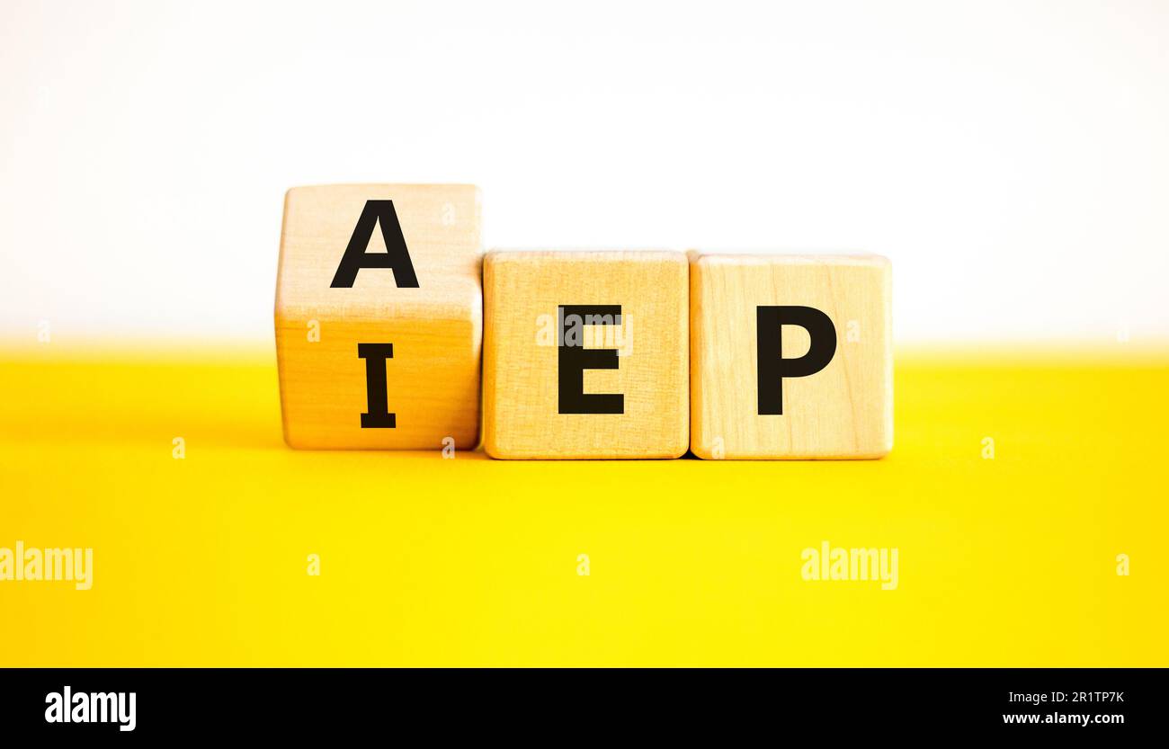 AEP- oder IEP-Symbol. Konzeptwörter AEP jährlicher Anmeldungszeitraum IEP erster Anmeldungszeitraum. Wunderschöner gelber, weißer Hintergrund. Medizinisches Jahr o Stockfoto