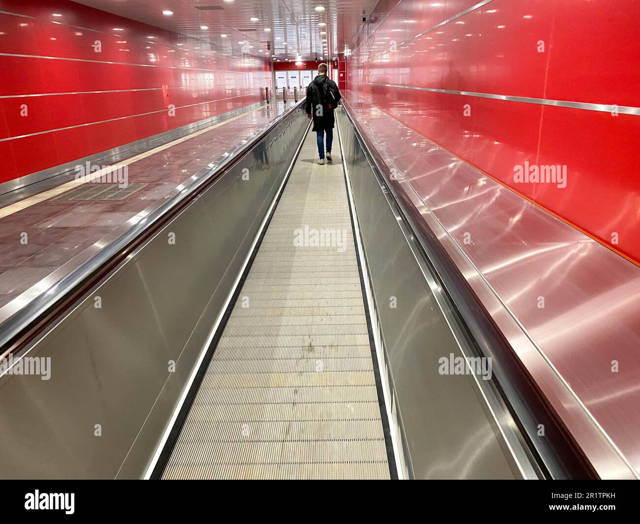 Automatischer Laufsteg, flache Rolltreppe für Beifahrer. Reisender, Reisender, beweglicher Gang. Stockfoto