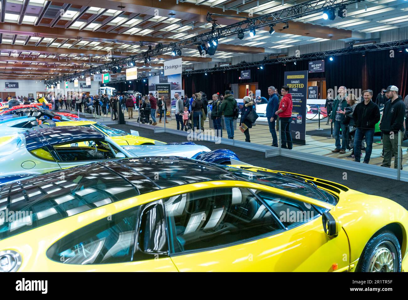 Toronto, ON, Kanada - 14. Februar 2020: Besucher sehen die präsentierten Autos auf der Canadian International Autoshow 2020 (15.-25. Februar) in der Metro Toronto Stockfoto