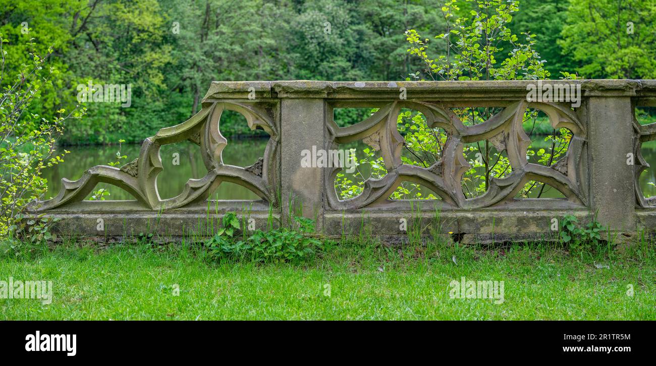 Kaputtes gotisches Geländer verlassener Palast in Dobrocin Niederschlesien Polen Stockfoto