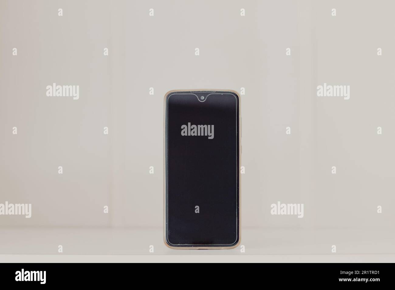 Ausgeklügeltes schwarzes Smartphone auf kristallklarem weißem Hintergrund Stockfoto