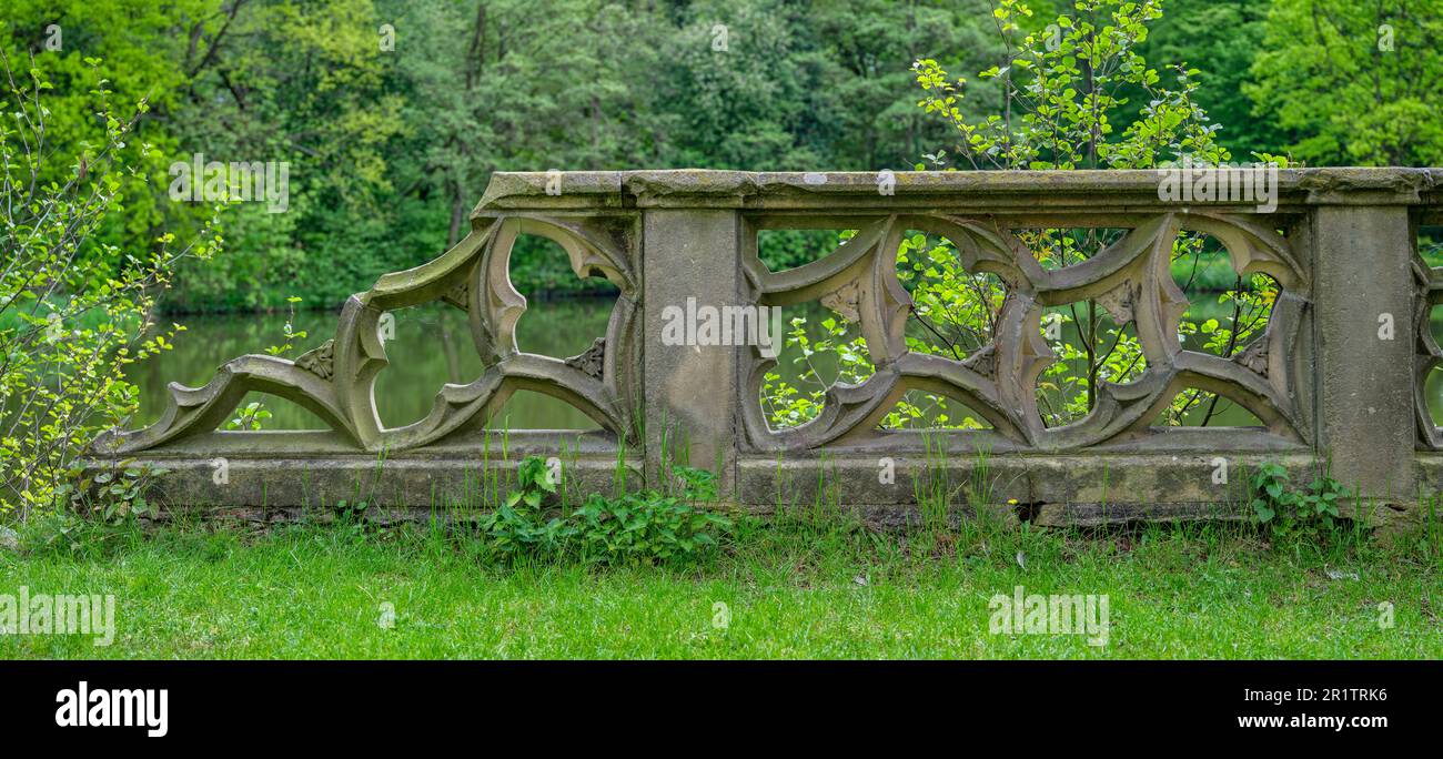 Kaputtes gotisches Geländer verlassener Palast in Dobrocin Niederschlesien Polen Stockfoto