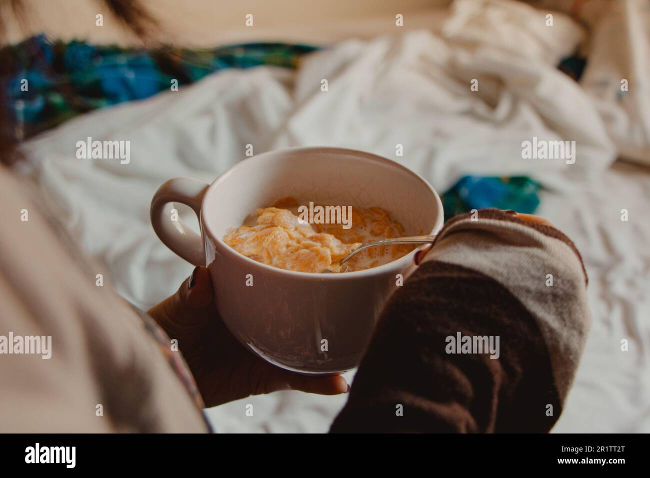 Cornflakes mit Milch in der Schüssel essen Stockfoto