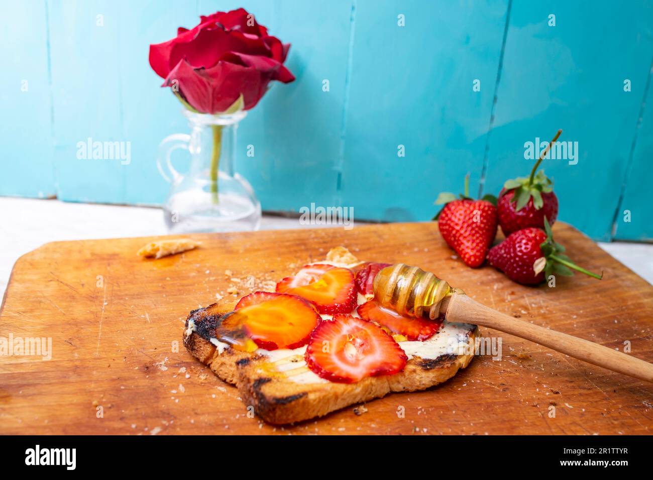Erdbeerscheiben auf Toastbrot, mit Butter und Honig, Nahaufnahme mit weichem Fokus Stockfoto