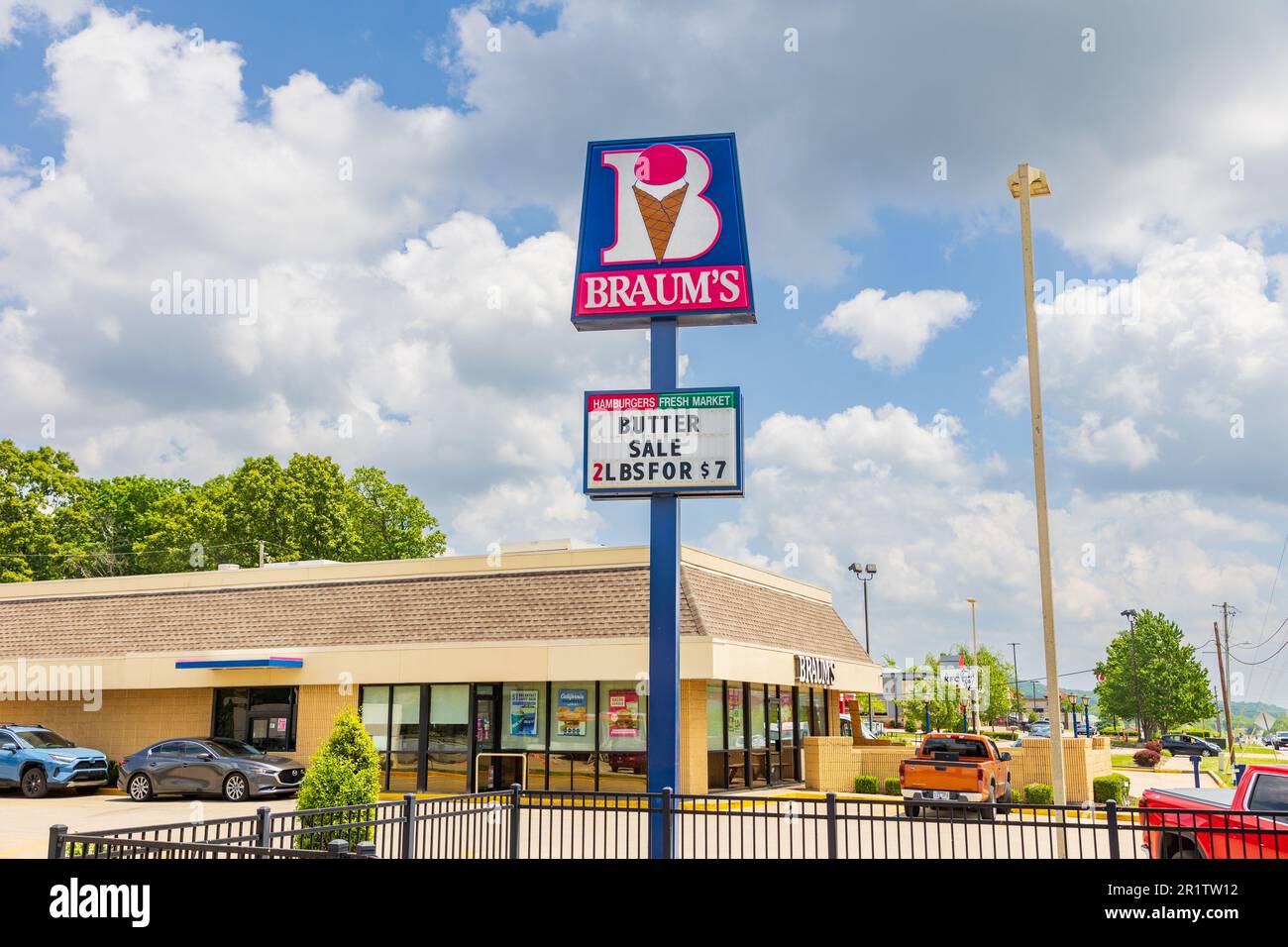 Fayetteville, AR - Mai 2023: Außenansicht des Braum's Restaurant mit Schild und Markenlogo. Braum's ist eine Kette von familiengeführten Restaurants in der United Street Stockfoto