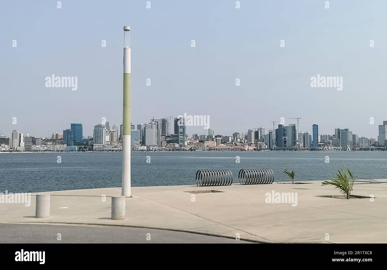 Luanda Angola - 24 03 2023 Uhr: Panoramablick auf die Innenstadt von Luanda, von Cabo Island, Skyline-Gebäude der Stadt, Bucht Hafen von Luanda, Festung, Rand Stockfoto