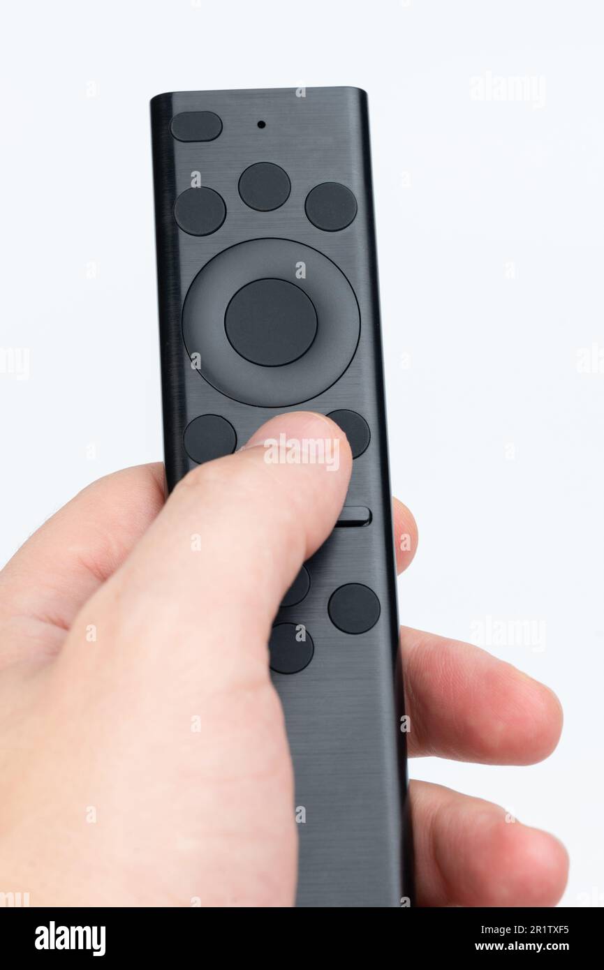 Schwarze, moderne tv-Fernbedienung in der Hand isoliert auf weißem Studiohintergrund Stockfoto