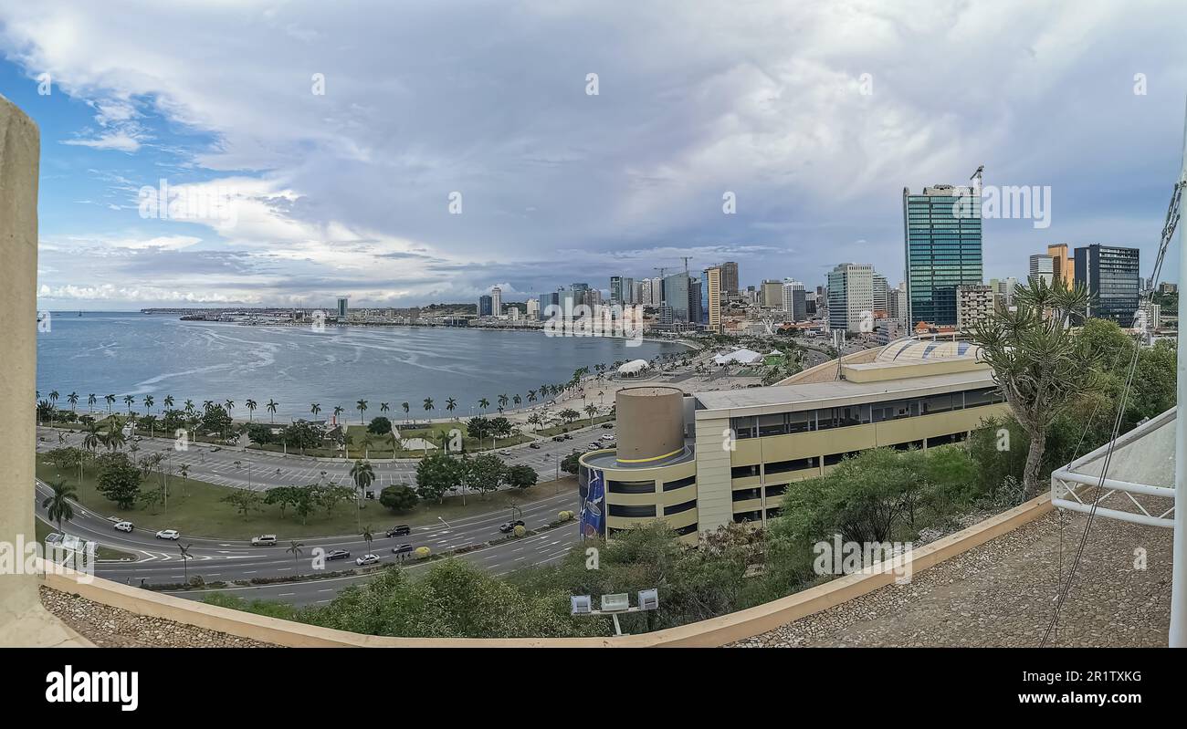 Luanda Angola - 24 03 2023: Luftaufnahme der Innenstadt von Luanda, Bucht, Cabo Island und Hafen von Luanda, marginale und zentrale Gebäude in Angola Stockfoto