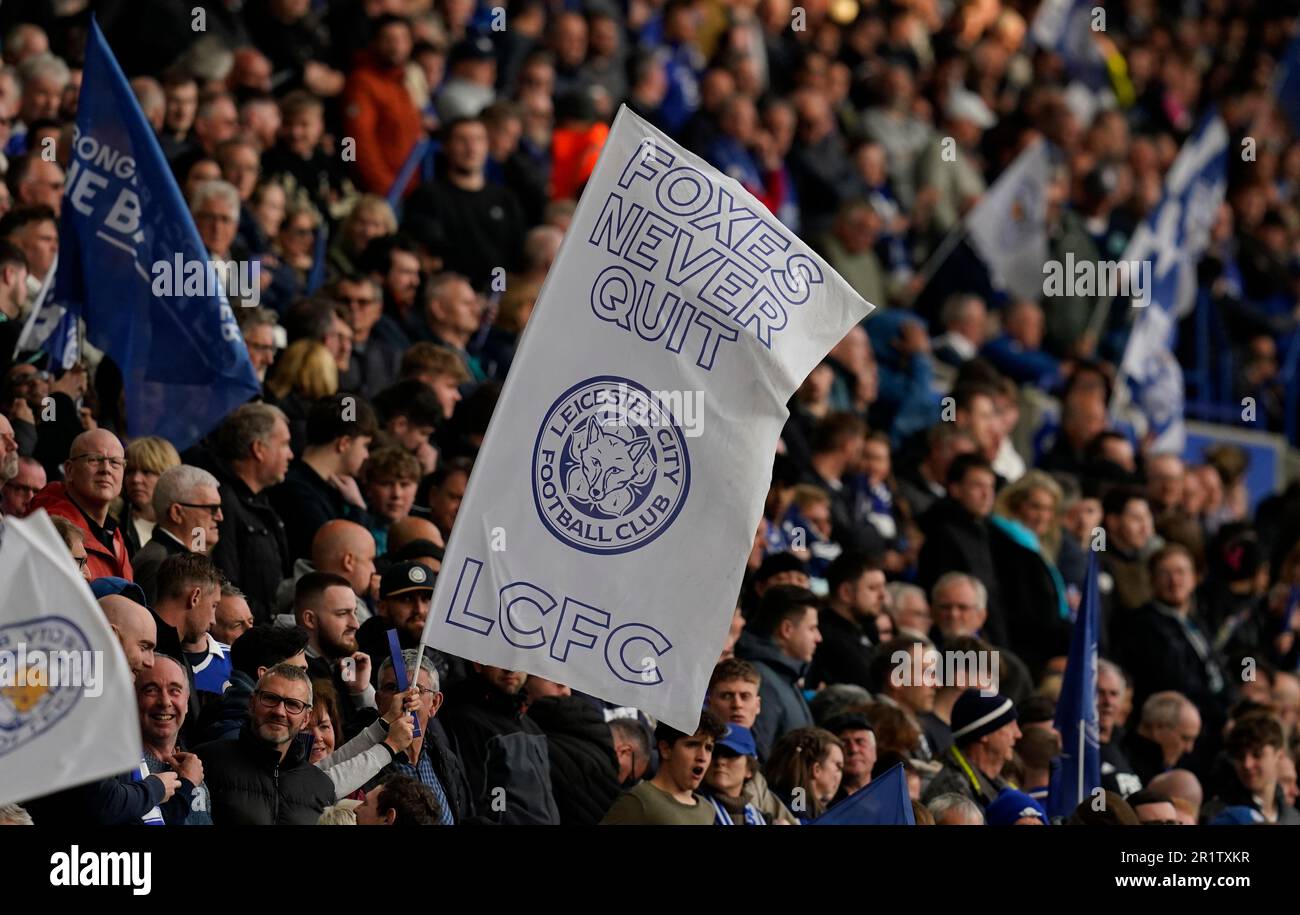 Leicester, Großbritannien. 15. Mai 2023. Leicester-Fans mit Flaggen während des Premier League-Spiels im King Power Stadium in Leicester. Das Bild sollte lauten: Andrew Yates/Sportimage Credit: Sportimage Ltd/Alamy Live News Stockfoto