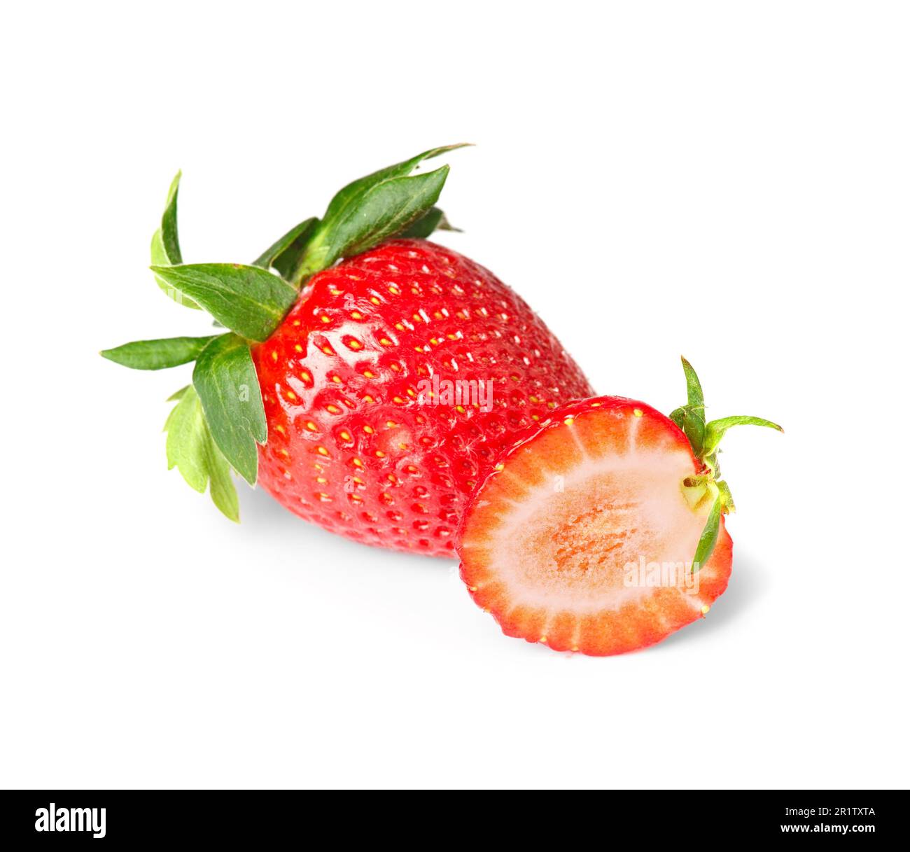 Frische ganze Erdbeeren und halbgeschnittene Erdbeeren, isoliert auf weißem Hintergrund, Draufsicht. Stockfoto
