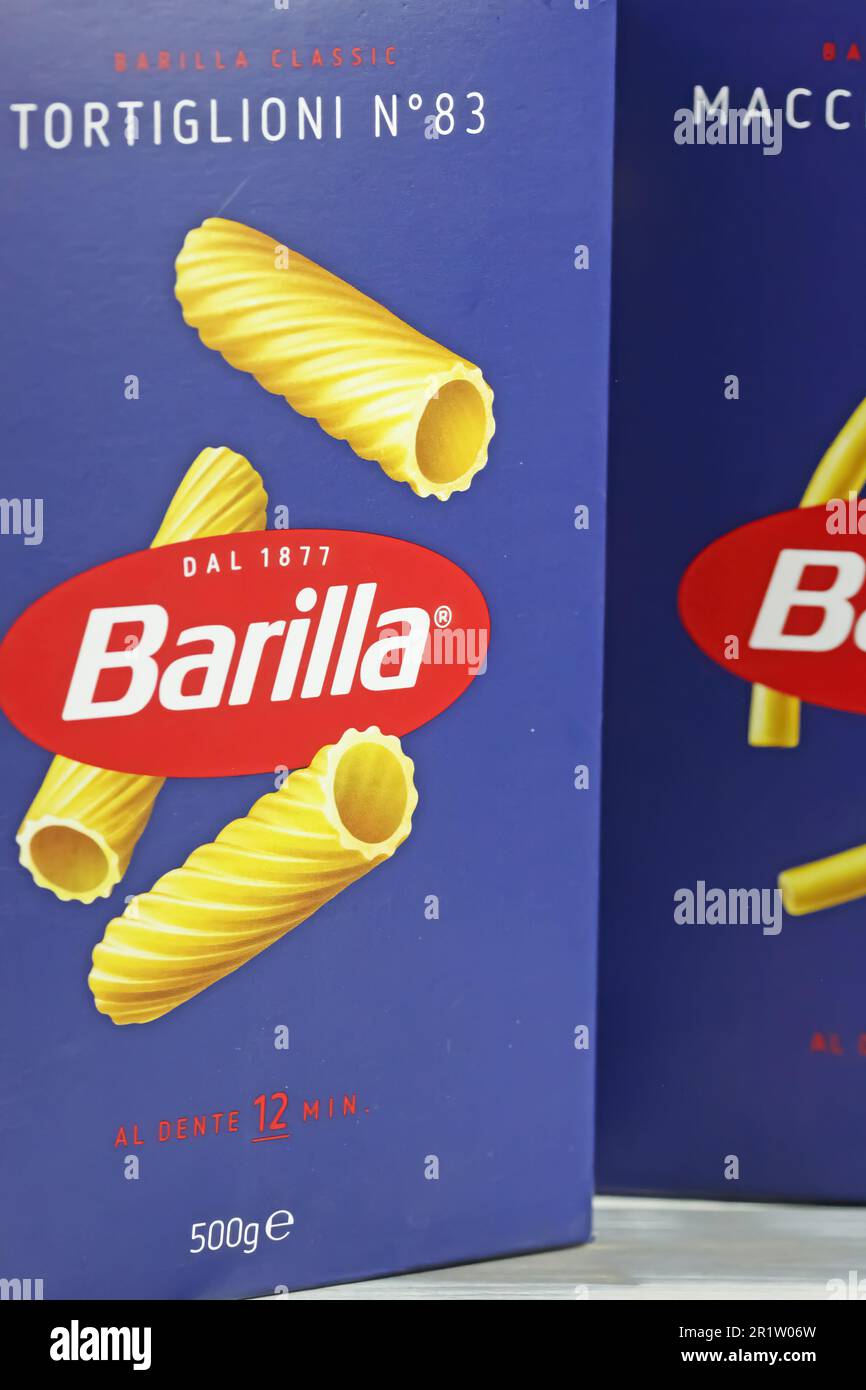 Viersen, Deutschland - Mai 9. 2023: Nahaufnahme der Kartons mit italienischer Barilla Pasta Stockfoto