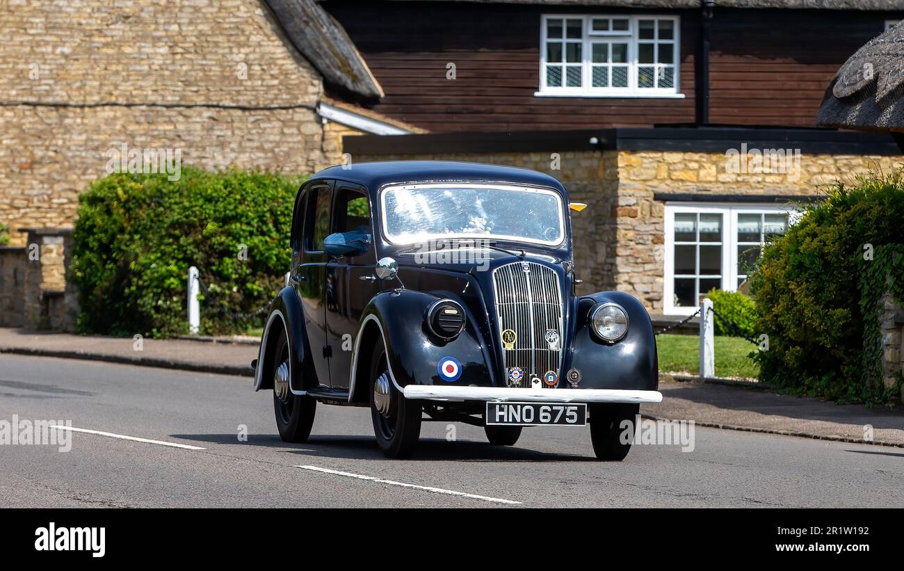 Stoke Goldington, Northants, Großbritannien - Mai 14. 2023. 1939 MORRIS ACHT Oldtimer fährt durch ein englisches Dorf Stockfoto