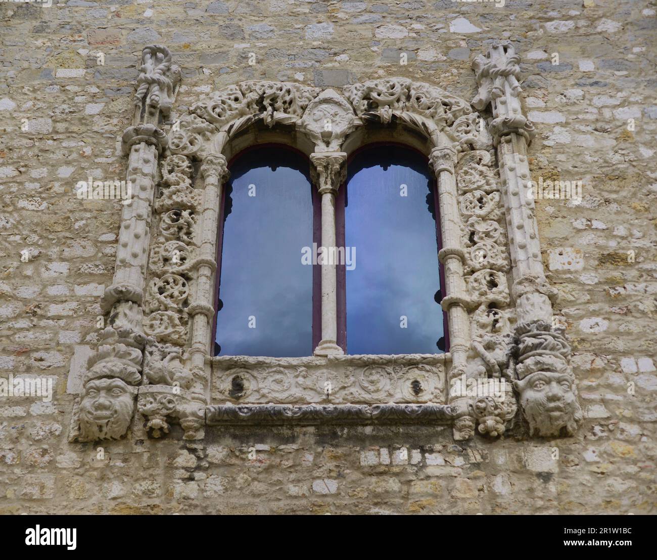 Fenster im Manueline-Stil, 1. Hälfte des 16. Jahrhunderts. Kalkstein. Vom Jeronimos-Kloster von Belem (Lissabon, Portugal). Archäologisches Museum Von Carmo. Lissabon, Portugal. Stockfoto