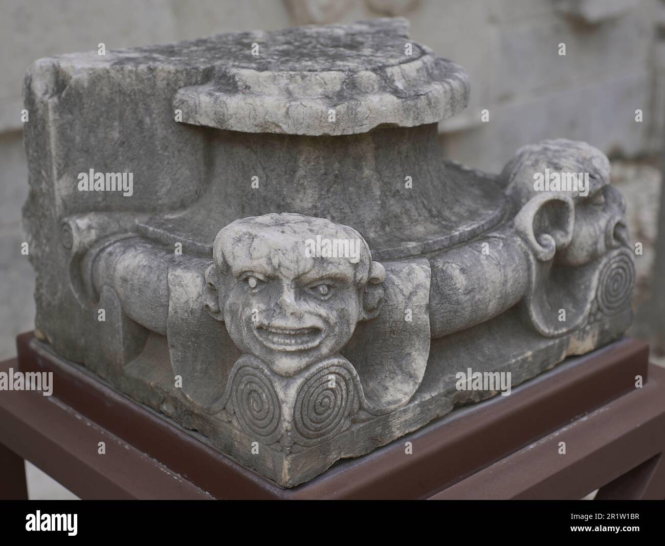 Säulenbasis, 19. Jahrhundert. Unbekannte Herkunft. Archäologisches Museum Von Carmo. Lissabon, Portugal. Stockfoto