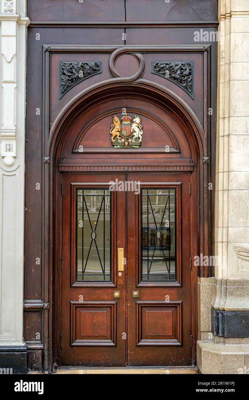 Royal Crest über Wooden Door, Paddington Station, London, England Stockfoto