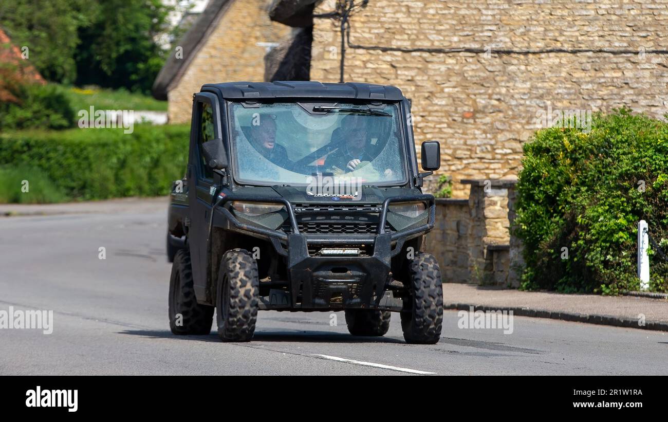 Stoke Goldington, Northants, Großbritannien - Mai 14. 2023. 2020 grünes POLARIS RANGER DIESEL-Nutzfahrzeug, das durch ein englisches Dorf fährt Stockfoto