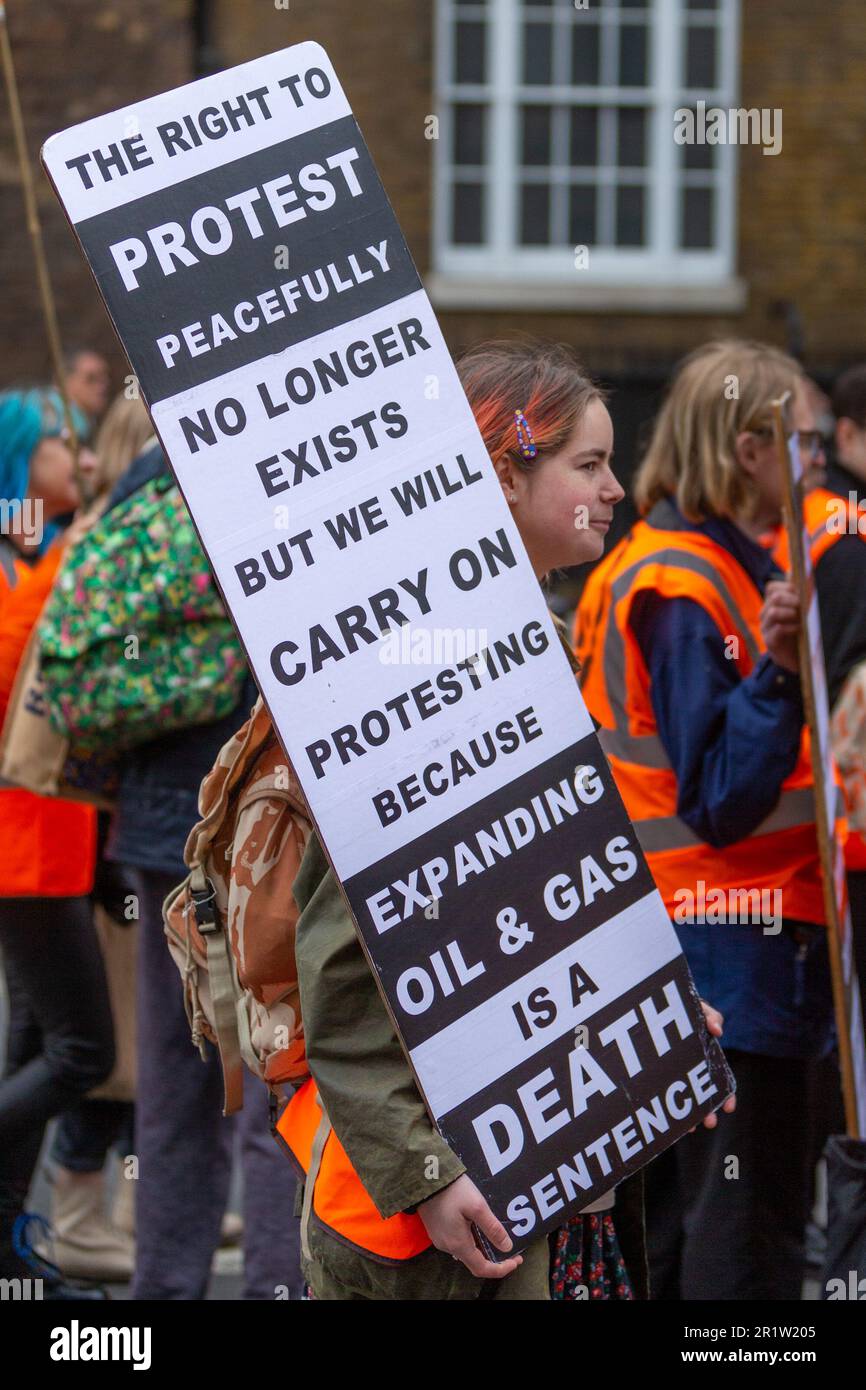 London, Großbritannien. Mai 2023. Mitglieder von Just Stop Oil unternahmen einen langsamen marsch in Westminster als Teil des anhaltenden zivilen Ungehorsams, um die britische Regierung zu drängen, alle neuen Öl- und Gasgenehmigungen und -Lizenzen zu beenden. Stockfoto