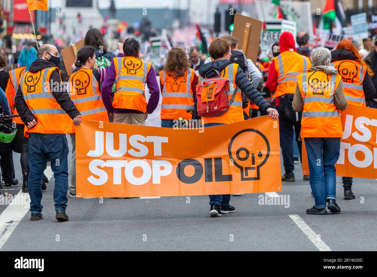 London, Großbritannien. Mai 2023. Mitglieder von Just Stop Oil unternahmen einen langsamen marsch in Westminster als Teil des anhaltenden zivilen Ungehorsams, um die britische Regierung zu drängen, alle neuen Öl- und Gasgenehmigungen und -Lizenzen zu beenden. Stockfoto