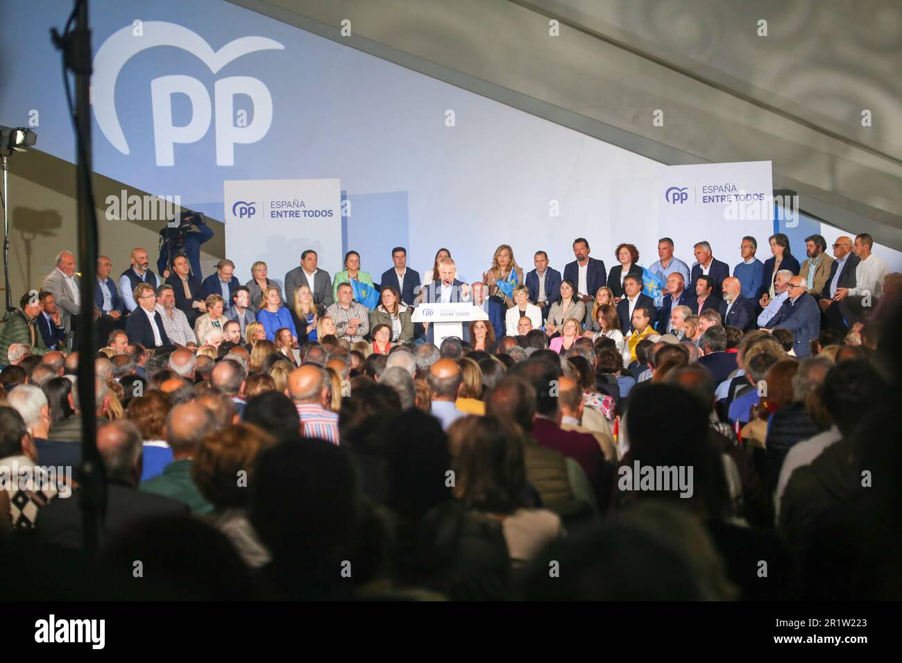 Oviedo, Spanien, 15. Mai 2023: Der Kandidat für das Amt des Präsidenten des Fürstentums Asturien für die Partido Popular, Diego Canga, in seiner Rede während der Partido Popular Rally in Oviedo am 15. Mai 2023 im Palast der Ausstellungs- und Kongressstadt Oviedo in Oviedo, Spanien. Kredit: Alberto Brevers / Alamy Live News Stockfoto