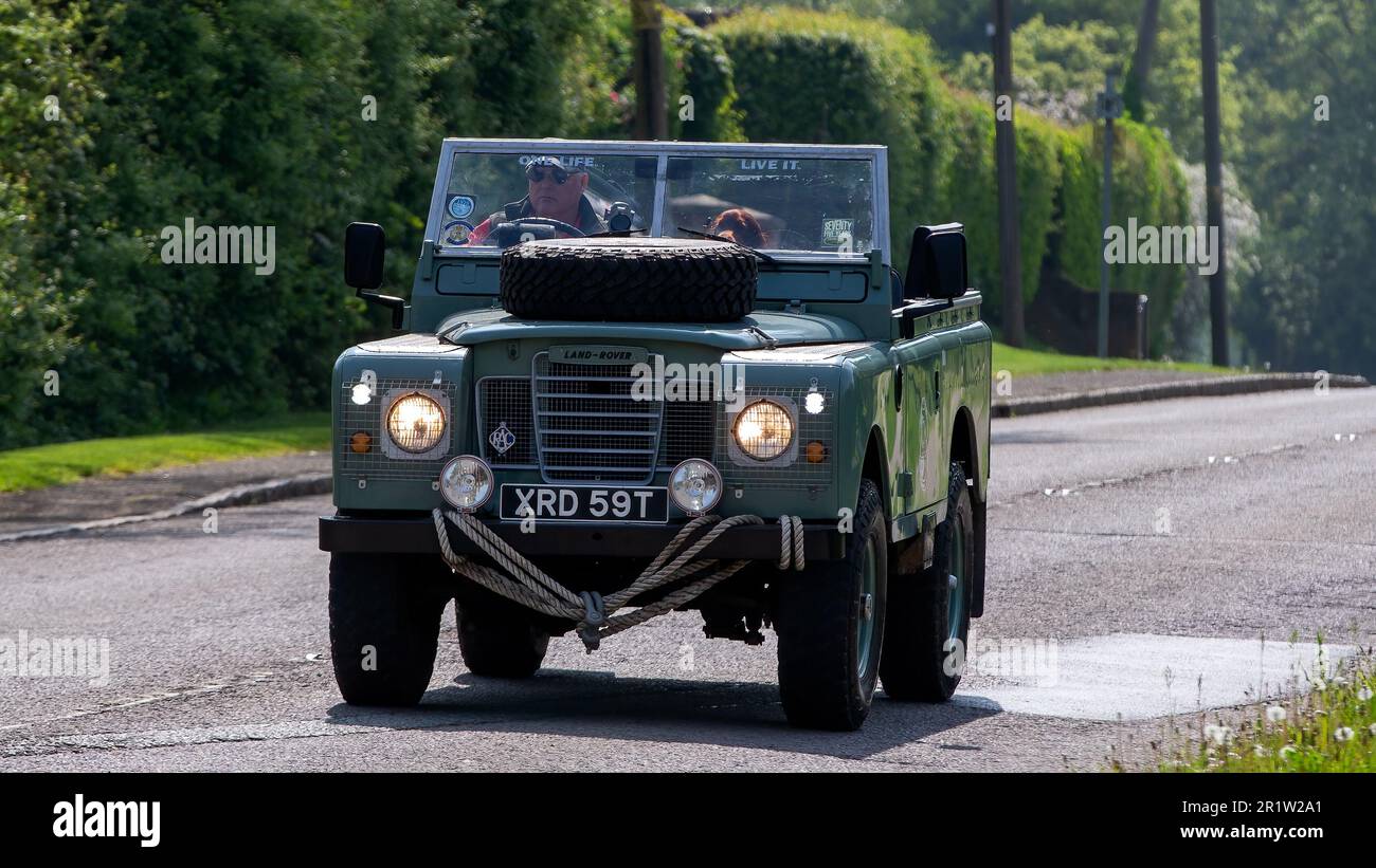 Stoke Goldington, Northants, Großbritannien - Mai 14. 2023. 1978 grüner LAND ROVER 88 Oldtimer, der durch ein englisches Dorf fährt Stockfoto