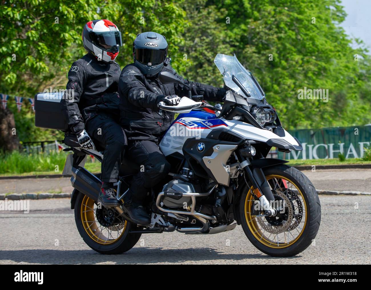 Stoke Goldington, Northants, Großbritannien - Mai 14. 2023. 2020 BMW R1250.GS RALLYE TE durch ein englisches Dorf Stockfoto