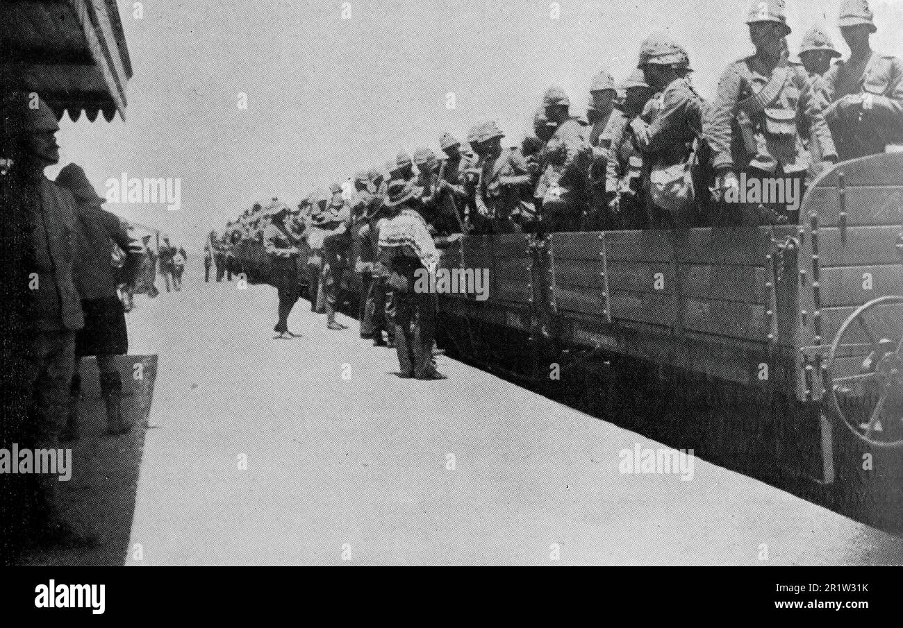 Der Burenkrieg, auch bekannt als der zweite Burenkrieg, der südafrikanische Krieg und der Anglo-Boer-Krieg. Dieses Bild zeigt: Immer bereit zu kämpfen: Kanadier, die durch Belmont zum Modder River fahren. Originalfoto von ‚Navy and Army‘, c1899. Stockfoto