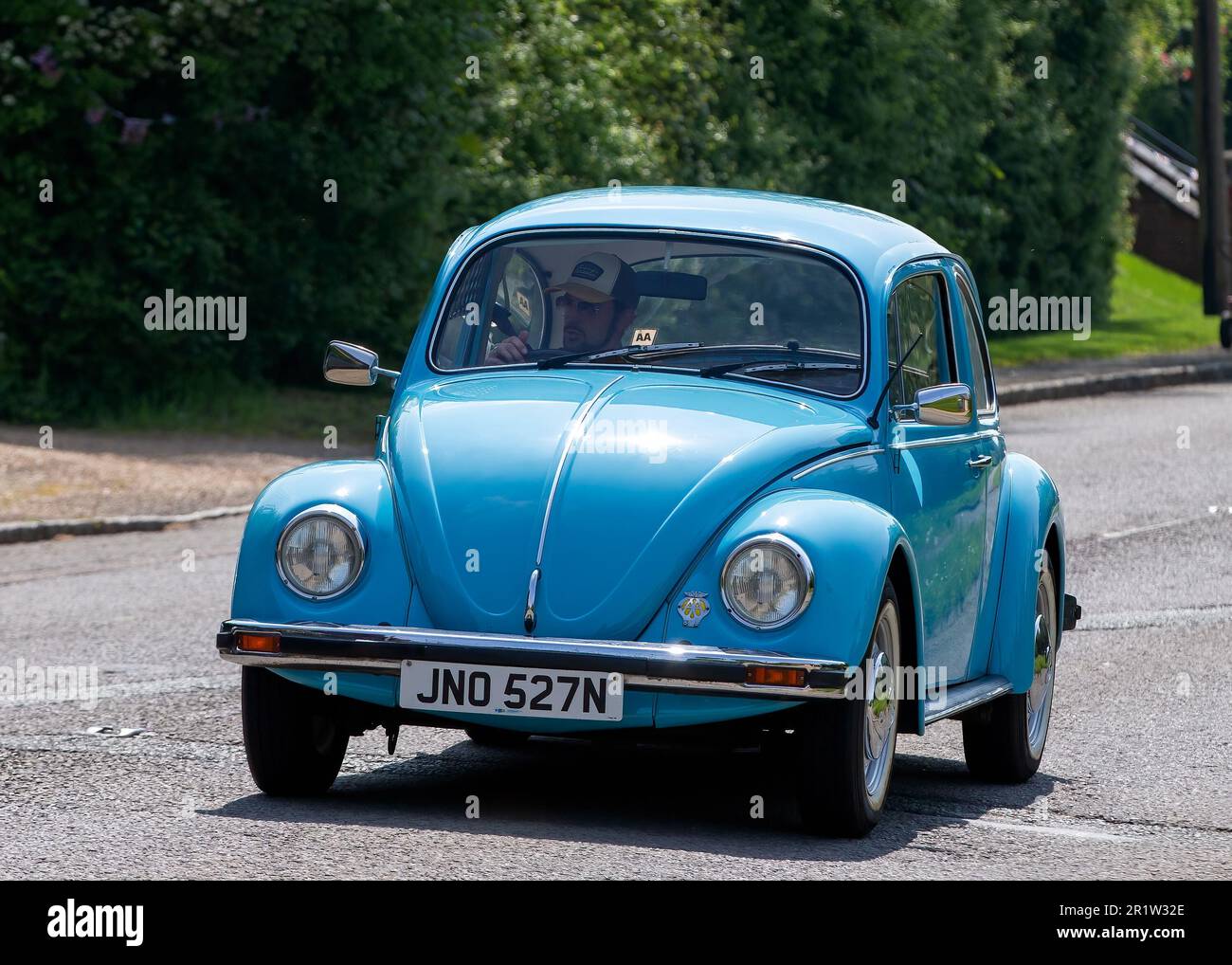 Stoke Goldington, Northants, Großbritannien - Mai 14. 2023. 1975 blauer VOLKSWAGEN BEETLE Oldtimer, der durch ein englisches Dorf fährt Stockfoto