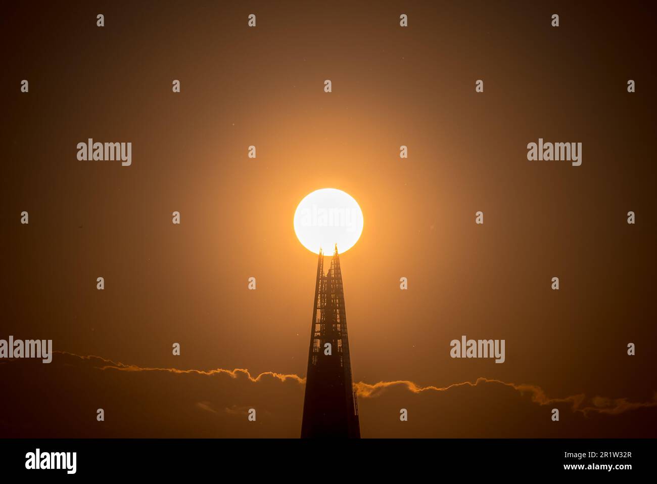 London, Großbritannien. 15. Mai 2023. UK Weather: Die Abendsonne erhebt sich auf dem Gipfel des Shard Wolkenkratzers. Kredit: Guy Corbishley/Alamy Live News Stockfoto