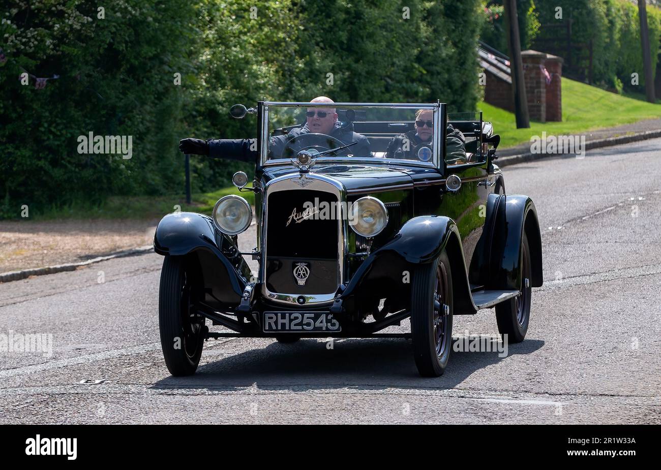 Stoke Goldington, Northants, Großbritannien - Mai 14. 2023. 1930 AUSTIN 12 Oldtimer durch ein englisches Dorf Stockfoto