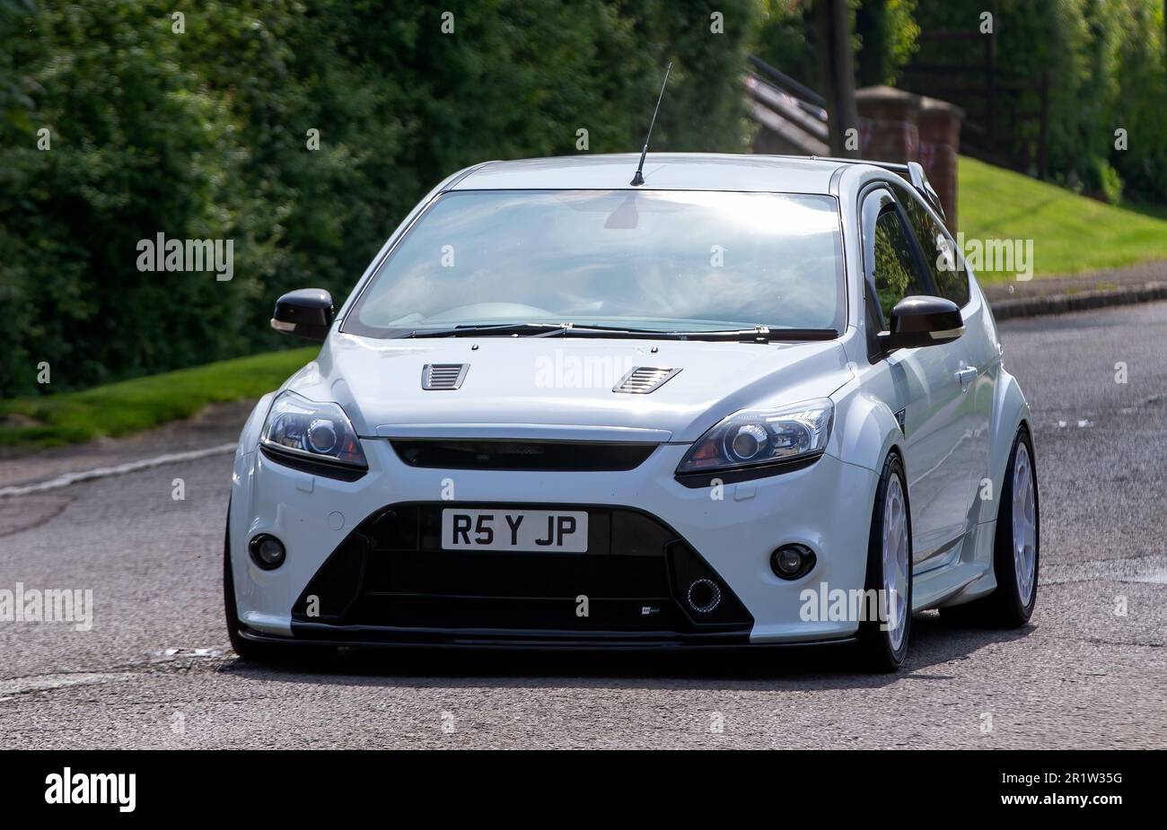 Stoke Goldington, Northants, Großbritannien - Mai 14. 2023. 2010 weißer FORD FOCUS RS Auto fährt durch ein englisches Dorf Stockfoto