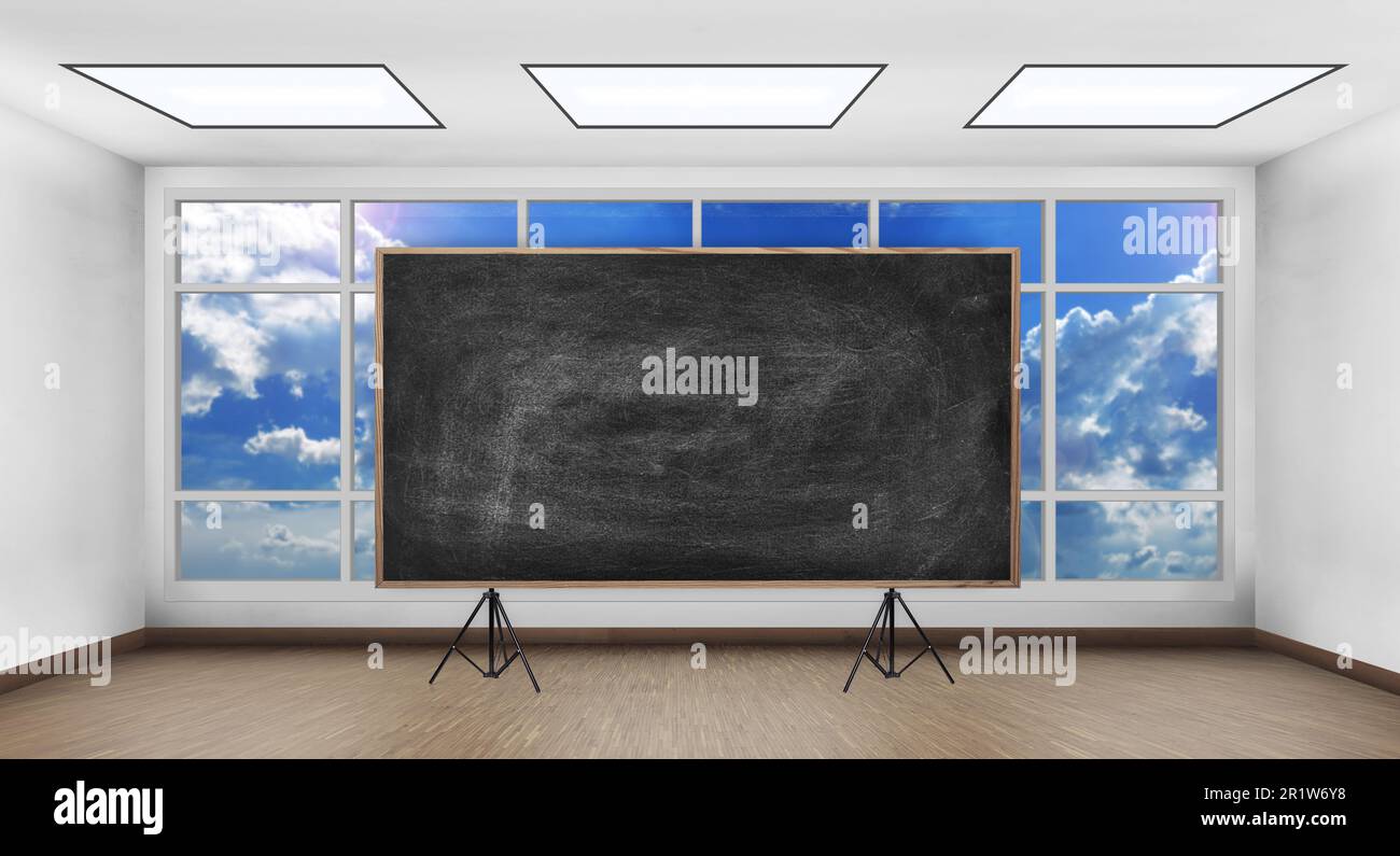 Leere Kreidetafel im weißen Raum mit großem Fenster Stockfoto
