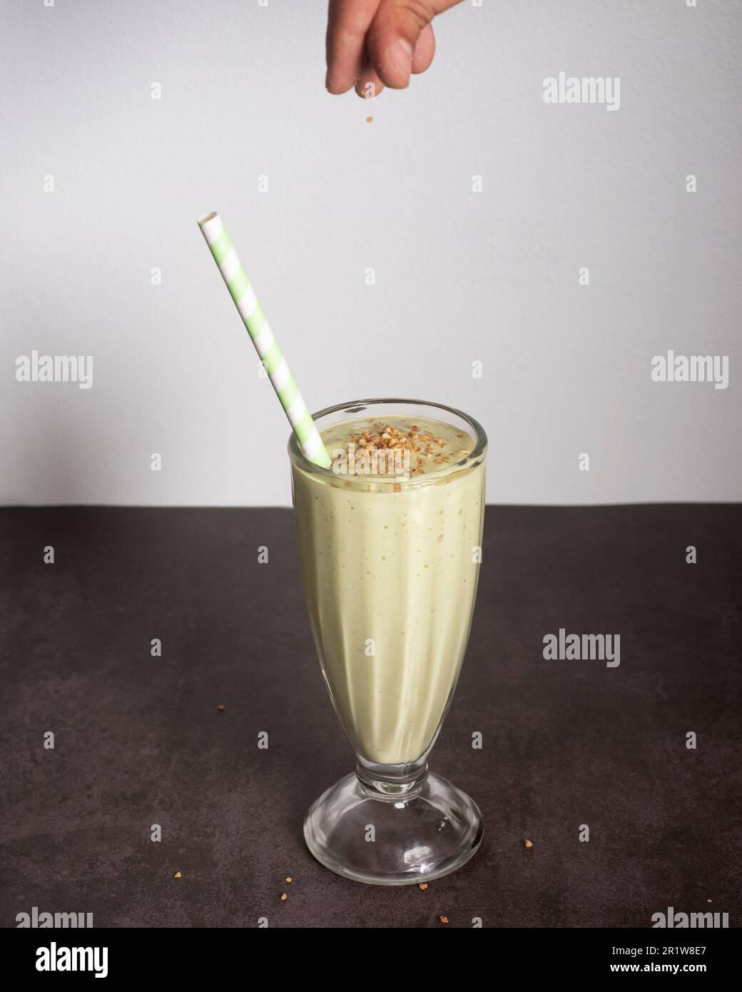 Natürlicher Avocado-Saft und Milch Stockfoto