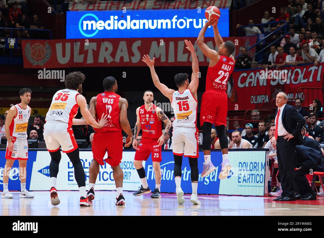 Mediolanum Forum, Assago (MI), Italien, 15. Mai 2023, Devon Hall (EA7 Emporio Armani Olimpia Milano) 3 Punkte für die Playoff-Spiele – EA7 Emporio Armani Milano vs Carpegna Prosciutto Pesaro – Italienische Basketball-Serie A Championship Credit: Live Media Publishing Group/Alamy Live News Stockfoto