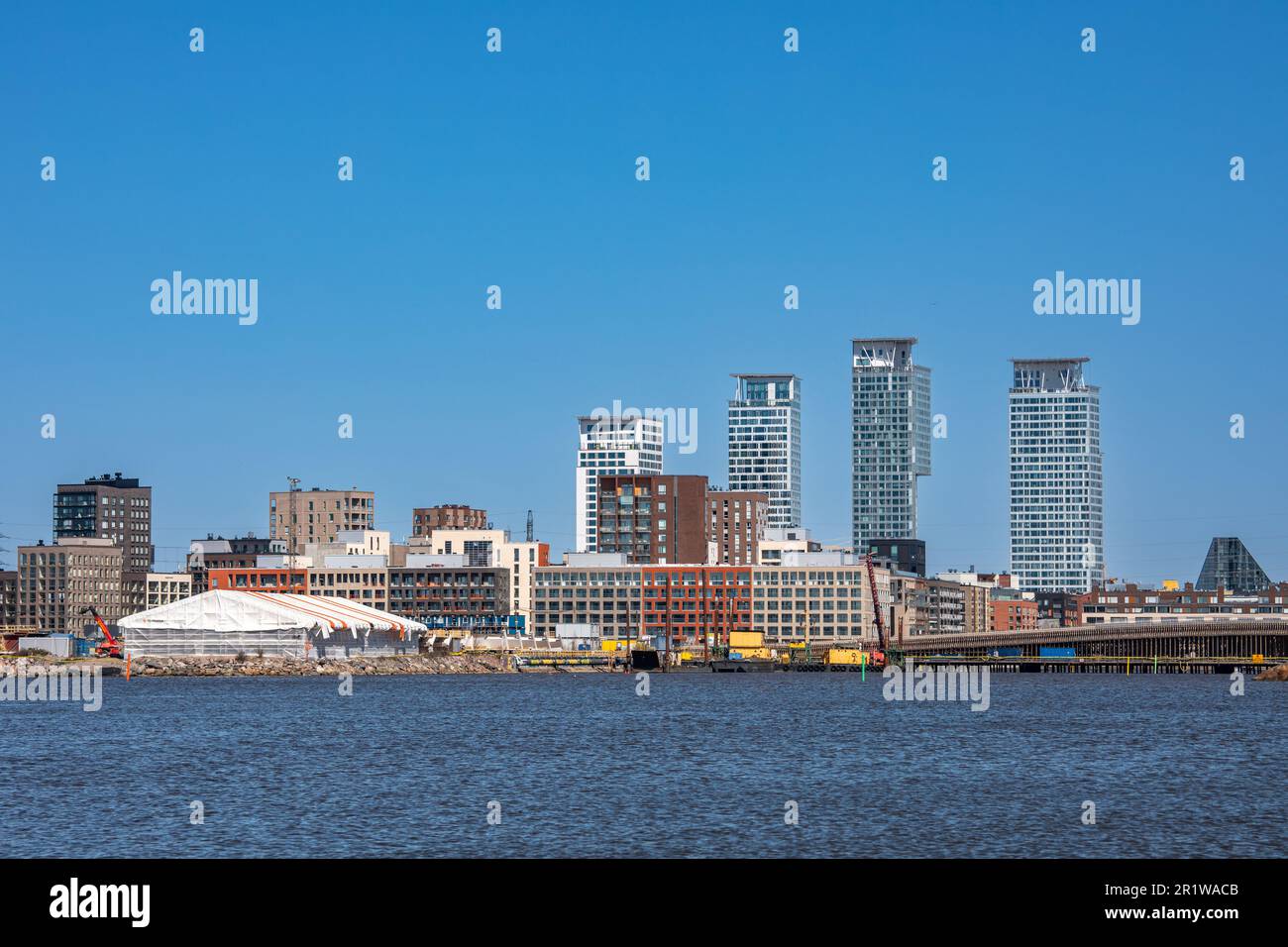 Hochhäuser von Nihti, Sompasaari und Kalasatama aus Kruunuvuorenselkä in Helsinki, Finnland Stockfoto