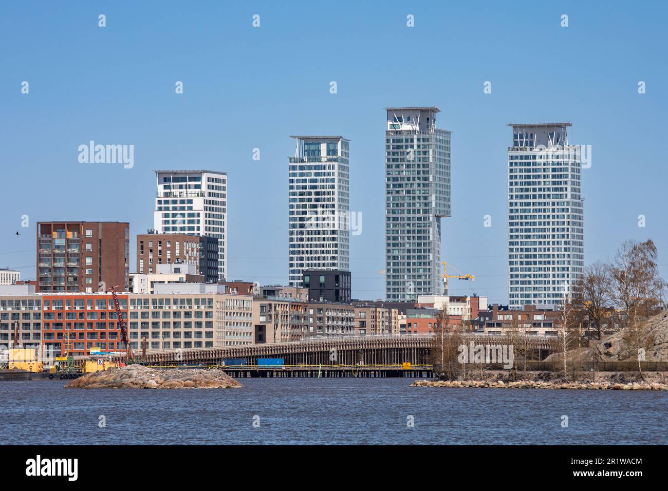 Neu erbautes Wohnviertel Sompasaari vor dem Hintergrund von Kalasatama-Hochhäusern in Helsinki, Finnland Stockfoto