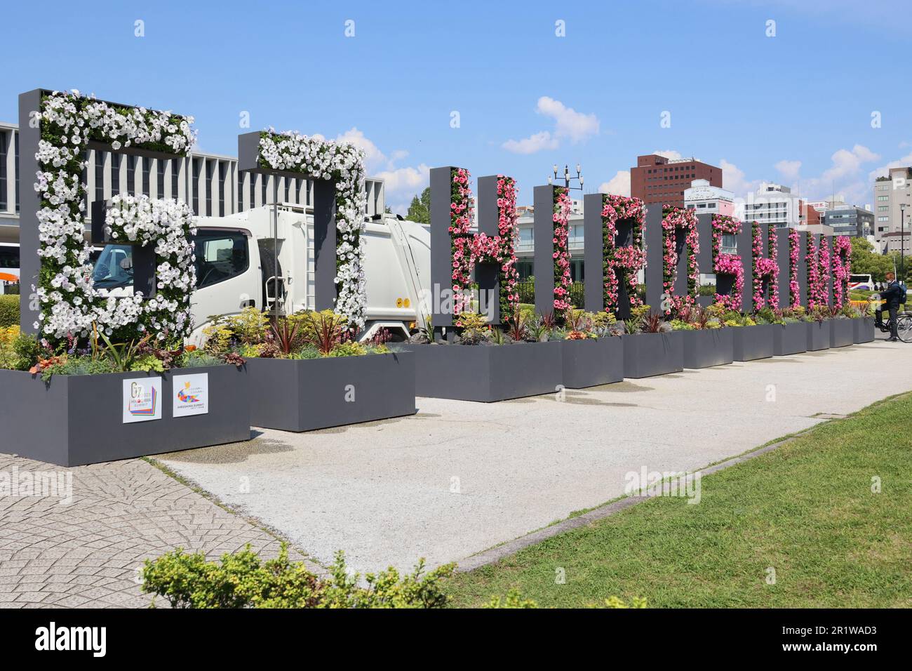 Hiroshima, Japan. 15. Mai 2023. Am Montag, den 15. Mai 2023, wird im Peace Memorial Park in Hiroshima, Westjapan, eine Blumendekoration für das bevorstehende G7-Gipfeltreffen ausgestellt. Die Staats- und Regierungschefs der G7 werden sich für das jährliche Gipfeltreffen von 19 bis 21 in Hiroshima versammeln. (Foto: Yoshio Tsunoda/AFLO) Kredit: Aflo Co Ltd./Alamy Live News Stockfoto