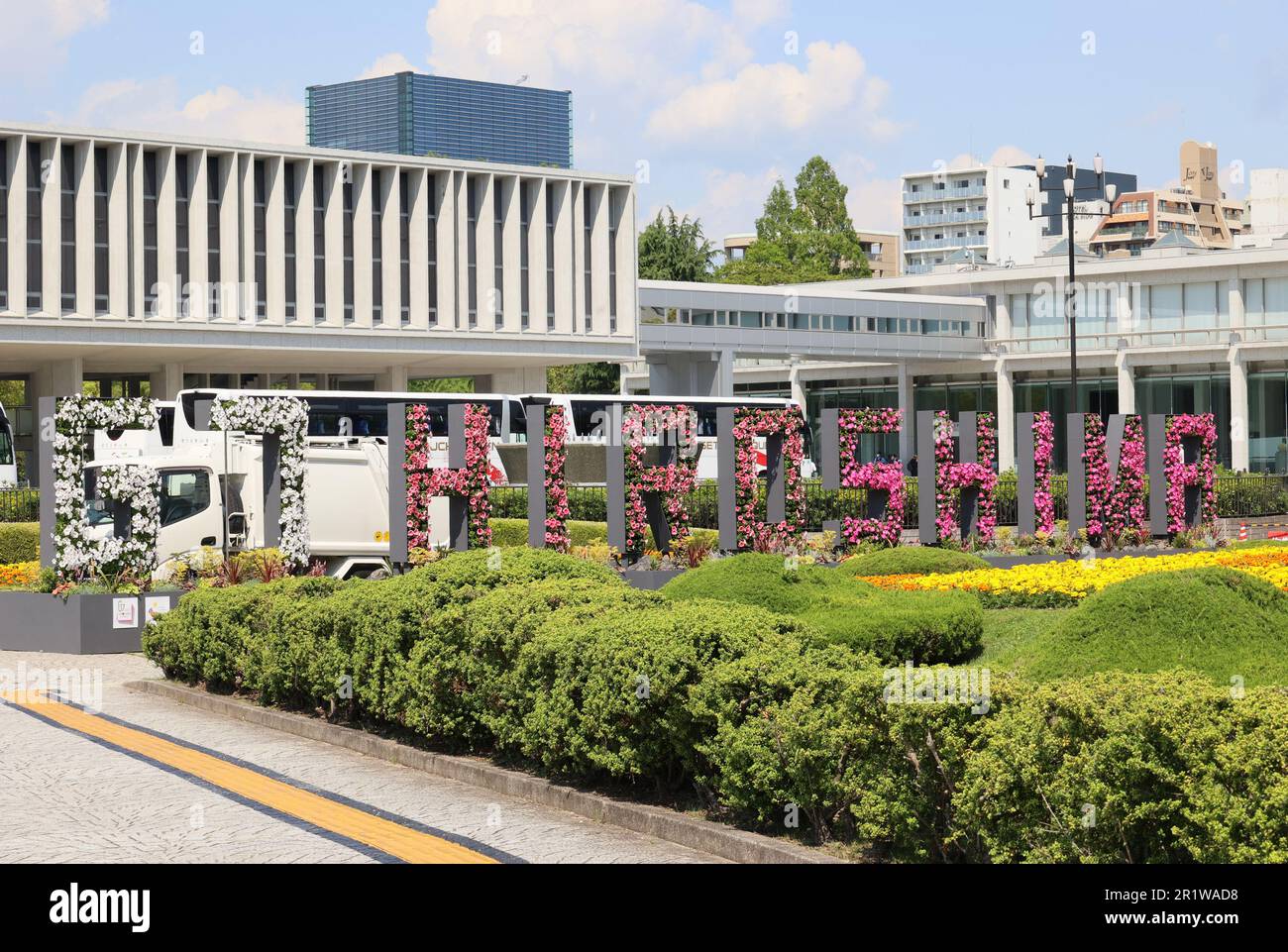 Hiroshima, Japan. 15. Mai 2023. Am Montag, den 15. Mai 2023, wird im Peace Memorial Park in Hiroshima, Westjapan, eine Blumendekoration für das bevorstehende G7-Gipfeltreffen ausgestellt. Die Staats- und Regierungschefs der G7 werden sich für das jährliche Gipfeltreffen von 19 bis 21 in Hiroshima versammeln. (Foto: Yoshio Tsunoda/AFLO) Kredit: Aflo Co Ltd./Alamy Live News Stockfoto